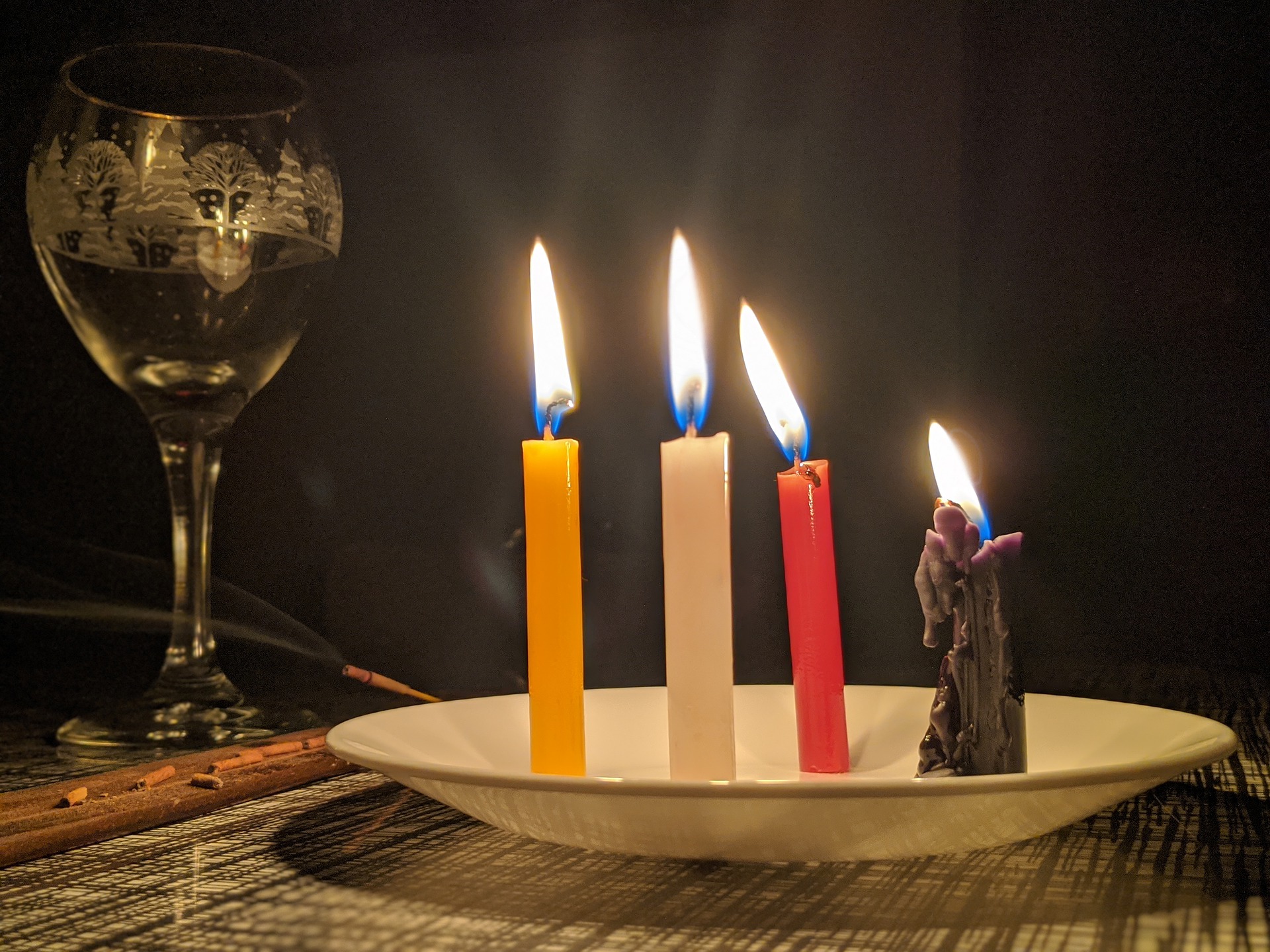 Магия свечей ритуалы. Магические свечи. Ритуальные свечи. Ритуалы со свечами. Колдовские свечи.